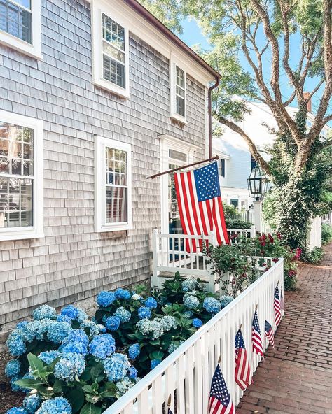 @summeronmv on Instagram: “Happy 4th of July!! 🇺🇸✨ ⁣ .⁣ .⁣ .⁣ .⁣ .⁣ #4thofjuly #redwhiteandblue #redwhiteblue #edgartown #coastaltravel #coastalstyle #fireworks…” New England 4th Of July, Coastal 4th Of July, Hamptons 4th Of July, Old Money 4th Of July, Fourth Of July Coquette, Cape Cod Fourth Of July, Coastal Vibes, Bachelorette Trip, Happy 4th Of July