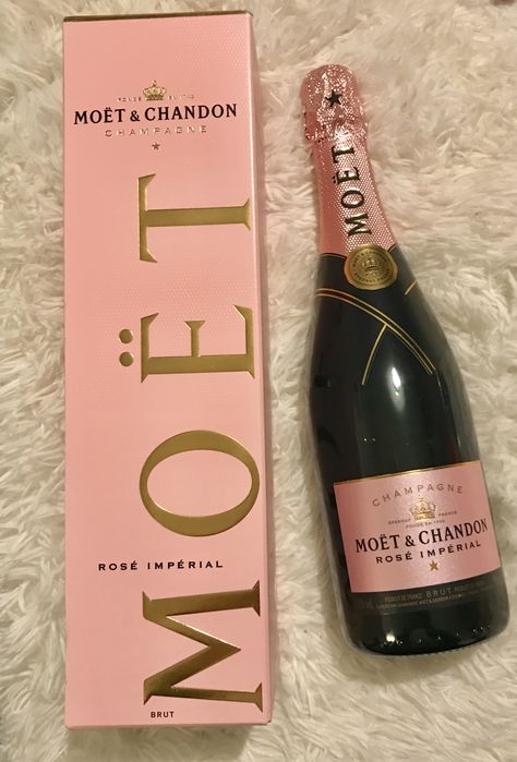 Belaire Champagne Cocktails, Champagne Bottle Aesthetic, Moet Rose, Chandon Rose, Moet Chandon Champagne, Champagne Birthday, Champagne France, Tessa And Scott, Party Drinks Alcohol