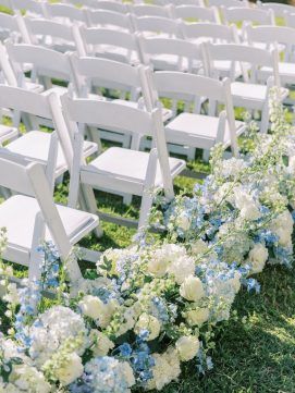 Blue And White Wedding Aisle Flowers, Garden Theme Wedding Ceremony, Blue Wild Flowers Wedding, Dusty Blue Wedding Aisle, Wedding Ideas Hydrangea, Hydrangea Wedding Aisle Decor, Blue And White Aisle Flowers, Hydrangea Aisle Wedding, Hydrangea Aisle Decor