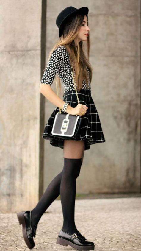 Summer Boots Outfit, Stile Blair Waldorf, Rok Mini, Black And White Outfit, Womens Socks, Checkered Skirt, Mode Inspiration, White Outfits, Amelie