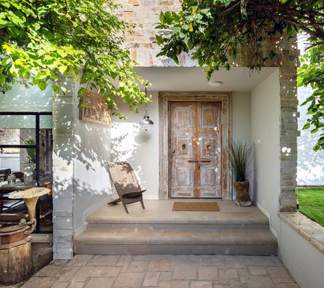 The plot in the center of which stood a small, one-story house built in the early 80s was buried in thick and wild vegetation. when Darchitecture approached the project the first thing that was clear to them was the fact that the surrounding vegetation and nature would be an essential part of the home design. The house was completely demolished except for the structural pillars and the roof. All the outer Facades and the inner spaces were completely redesigned. One Story Home Exterior, Mediterranean Tiny House, Eco House Design, Coast House, Mediterranean House, Exposed Concrete, Front Entry Doors, One Story Homes, Home Exterior