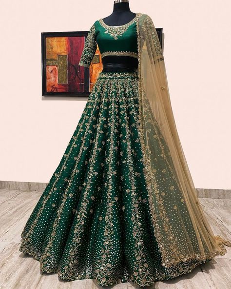 Indian Bridal Lehenga Green, Worst Makeup, Mehendi Outfit, Lehenga Saree Design, Latest Bridal Lehenga, Mehendi Outfits, Wedding Lehenga Designs, Lehenga Designs Simple, Indian Bride Outfits