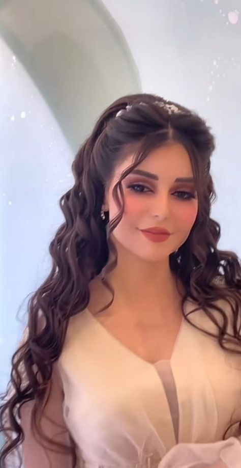 Arabic Hairstyles, Arab Bride, Bride Looks, Wedding Makeup Bride, Girly Dp, Unique Makeup, Wedding Hairstyles Half Up Half Down, Hairstyles Easy, Braided Hairstyles Easy