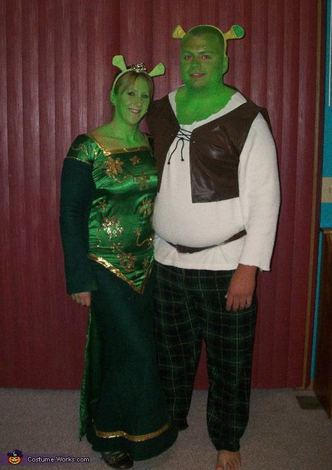 Shrek & Fiona - Homemade costumes for couples #halloween #costume Sully And Boo Costume, Shrek And Fiona Costume, Fairly Odd Parents Costume, Fiona Costume, Shrek And Fiona, Cool Couple Halloween Costumes, Shrek Fiona, Aladdin Costume, Costumes For Couples