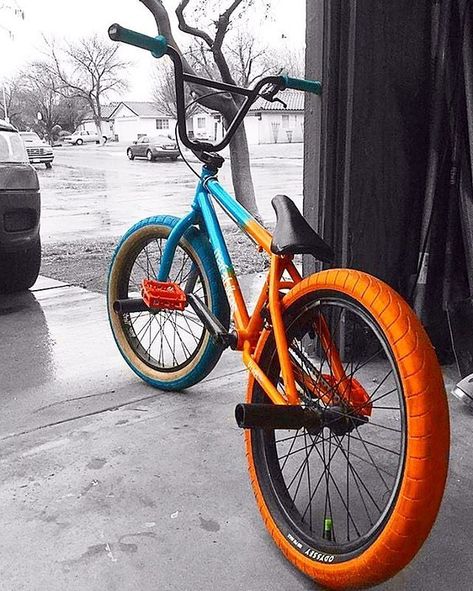 Great photo  @andrewjb_13 // Bike posted because I think the colors and the photo are pretty dope. Bmx Scooter, Bmx Bike Parts, Bike Fixie, Bmx Street, Vintage Bmx Bikes, Best Bmx, Beach Bicycle, Mountain Biking Gear, Bmx Parts