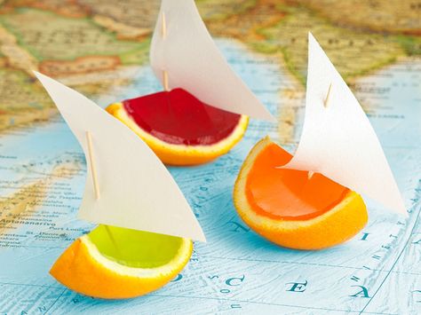 These jelly boats are one of the most popular party foods that I make. Everyone is intrigued to find out how they are made and even the sails are edible! Transport Party, Pirate Party Food, Childrens Party Food, Kids Cooking Party, Moana Party Ideas, How To Make Jelly, Moana Birthday Party, Moana Party, Moana Birthday