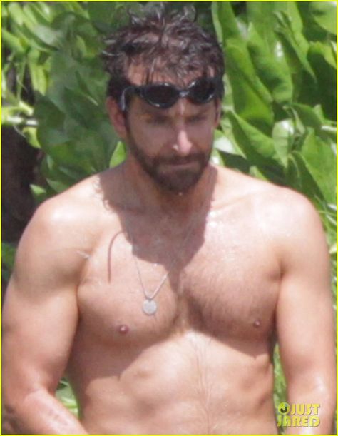 Bradley Cooper: Shirtless at the Beach  in Hawaii Bradley Cooper Shirtless, Bradley Cooper Hot, Brad Cooper, Film Cooper, Invincible Comic, Male Celebs, Hot Damn, Suki Waterhouse, Bradley Cooper