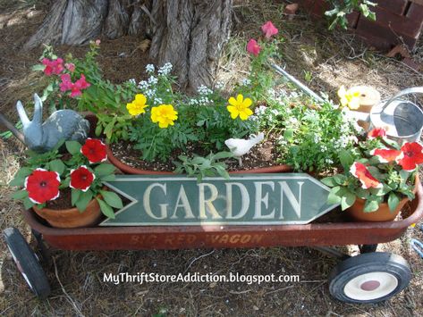 Little Red Wagon Garden and Repurposed Sign mythriftstoreaddiction.blogspot.com Vintage red wagon garden for summer Wagon Decor, Wagon Garden, Wagon Ideas, Wagon Planter, Antique Wagon, Yard Art Crafts, Outdoor Farmhouse, Garden Wagon, Country Garden Decor