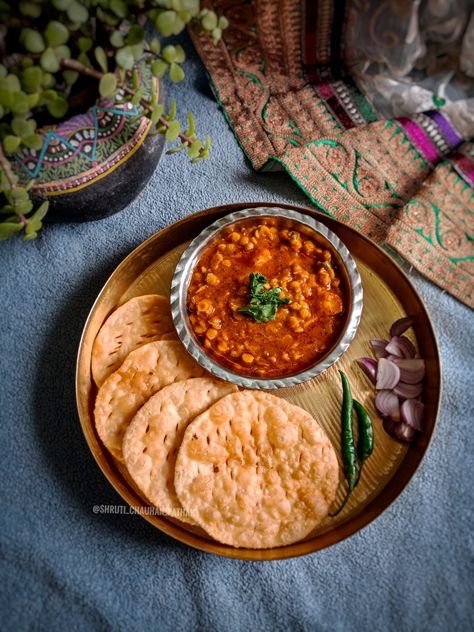 Dal Pakwan an easy and mouthwatering breakfast recipe. Dal pakwan can be described in English something like Crispy savoury bread with sweet and sour lentil soup. Dal Pakwan Photography, Dal Baati Churma Photography, Dal Pakwan, Dal Bati Churma Photography, Dal Makhani Photography, Dal Rice Photography, Savory Bread, Lentil Soup, Chana Masala