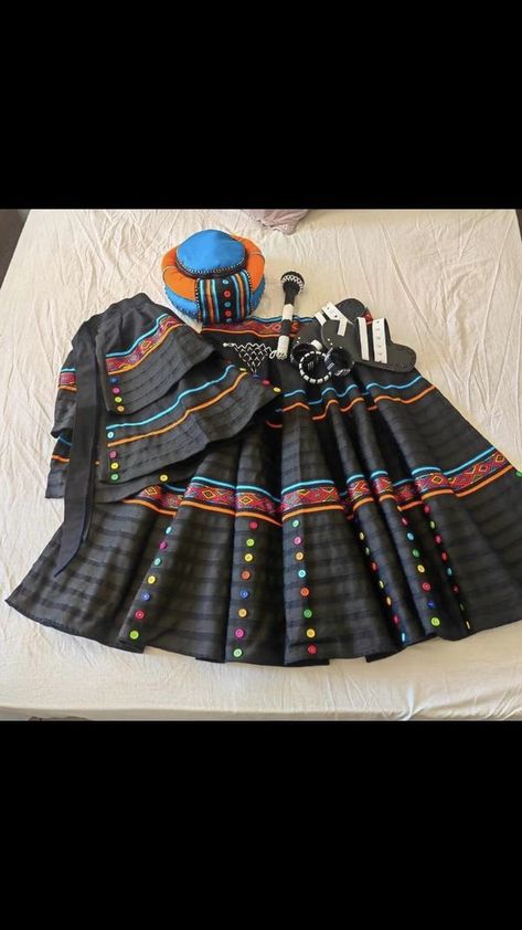 Xhosa Skirt, Umbhaco Xhosa Designs, Xhosa Attire For Ladies, Modern Xhosa Attire, Xhosa Outfits, Sesotho Traditional Dresses, Xhosa Traditional Dresses, Pedi Traditional Attire, Zulu Traditional Attire