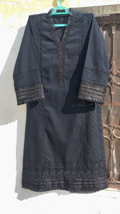 Yolk collar neck, panneld kurta, organza dye border,laces Shirt Border Design Pakistani, Kurta Designs With Lace, Shirt Border Design, Lawn Dress Design, Pakistani Kurti, Stitching Designs, Simple Kurti, Embroidery Fashion Detail, Fashion Week Outfit