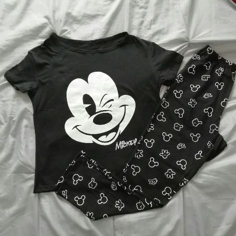 Como doblar un pijama Cute Pajama Outfits, Cute Sleepwear, Cute Pajama Sets, Pajama Outfits, Disney Bag, Disney Shop, Night Suit, Cute Pajamas, Bodysuit Fashion