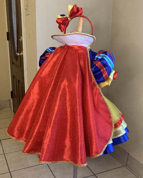 Baby Cosplay, Snow White Birthday Party, Snow White Dresses, Snow White Birthday, Girl Bday Party, Baby Party Dress, Disney Princess Birthday, Fancy Costumes, Princess Cosplay