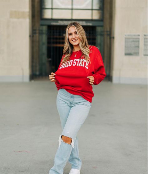 College Announcement Pictures Instagram, College Commitment Pictures Outside, Senior Pics With College Shirt, Senior Pics College Shirt, College Announcement Photoshoot, College Tee Shirt Senior Pictures, College Shirt Pictures, College Acceptance Photoshoot, Graduating Pictures