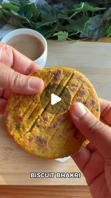 Bhakri Recipe, Snack Crackers, Snack Healthy, Red Chilli Powder, Ginger Oil, Healthy Teas, Make Do, Tea Time Snacks, Coriander Powder