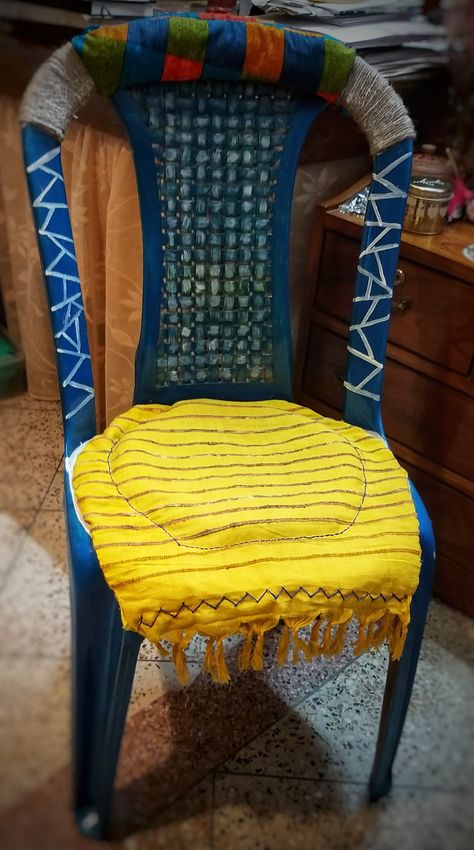 Plastic Chair Makeover Diy, Plastic Chair Makeover, Easy Diy Chair, Chair Makeover Diy, Chair Makeover, Diy Makeover, Diy Chair, Plastic Chair, Balcony Decor