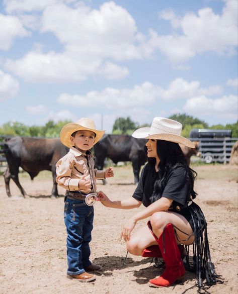 Latina Fashion, Cute Family, Family Outfits, Family Photoshoot, Future Kids, Dream Life, Cowboy Hats, Cowboy