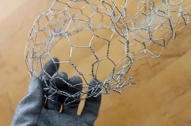 Chicken Wire Sculpture Diy, Wire Ghosts, Make A Monster, Sculptures Sur Fil, Chicken Wire Sculpture, Chicken Wire Art, Chicken Wire Crafts, Outdoor Metal Art, Wire Projects