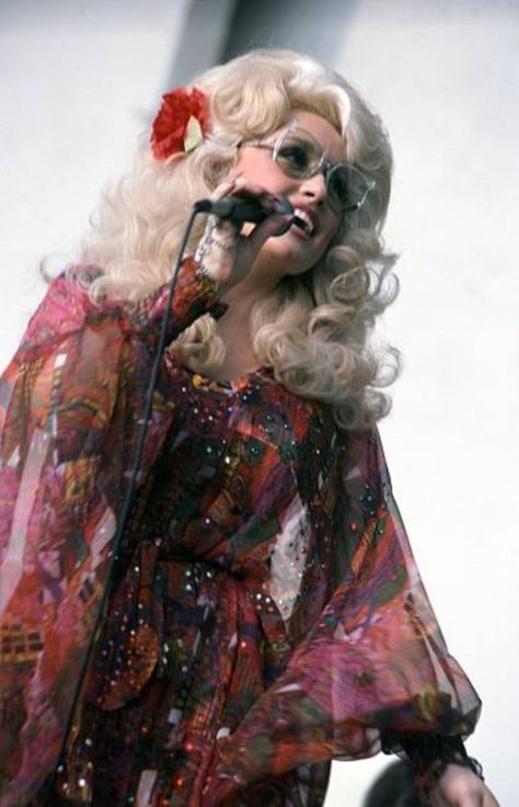 70s Fashion Inspiration, Dolly Parton Kenny Rogers, Dolly Parton Pictures, Dolly World, 60s And 70s Fashion, 70s Inspired Fashion, International Women’s Day, Hello Dolly, Dolly Parton