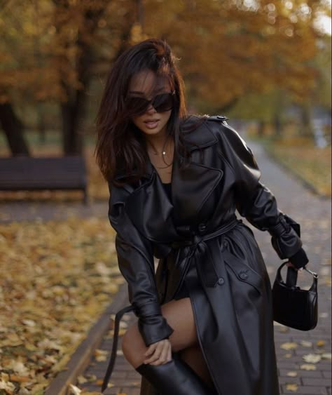 Leather Coat Outfit, Street Fashion Photoshoot, Photo Mannequin, Vinyl Fashion, Studio Photography Fashion, Clueless Outfits, Long Leather Coat, Fall Photoshoot, Leather Trench Coat