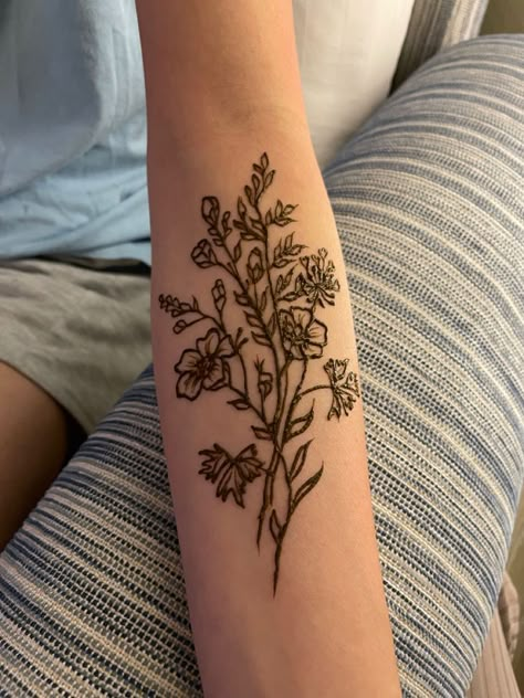 Henna Flower Design Cute Flower Henna Designs, Henna Design Arm, Body Henna Designs, Henna On Arm, Flower Henna Tattoo, Flower Henna Design, Henna Tattoo Flower, Tattoo Types, Flower Henna Designs