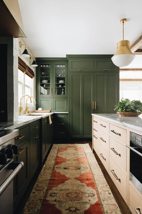 Dark Green Kitchen, Kabinet Dapur, Green Kitchen Cabinets, Green Paint Colors, Green Cabinets, 아파트 인테리어, Diy Kitchen Cabinets, Kitchen Plans, Counter Tops