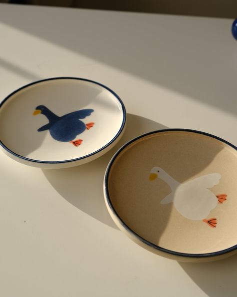 Yimai and her duck series. It always remind me of the time of my childhood, when I spend my time with my grandma in the village, relax, and have nothing to worry about. Size: DIA 12.5cm Microwave safe Dishwasher safe Made in China, JingDe Material / Brand : Porcelain / Yimai Easy Ceramic Designs, Aesthetic Ceramic Plate, Ceramic Plate Decoration, Pottery Designs Plate, Ceramic Ducks Pottery, Duck Pottery Painting, Painting Pottery Plate, Cute Pottery Plates, Ceramics Bowl Ideas