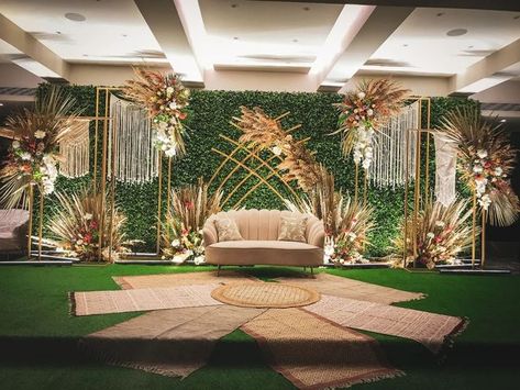 Indian Engagement Decor Ideas, Traditional Theme Decoration, Classy Wedding Decor Receptions, Boho Decorations Wedding, Engagement Stage Decoration Indian, Wedding Stage Decorations Elegant Classy, Gusaba Decor, Indian Engagement Decor, Boho Theme Wedding Decor