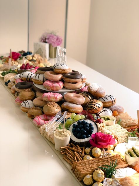 Donuts Serving Ideas, Donut Platter Ideas, Donut Platter Display, Birthday Dessert Platter, Donut Chacutery Board Ideas, Aesthetic Graduation Party Food, Donut Grazing Table, Desert Charcuterie Board Wedding, Dessert Platters Display