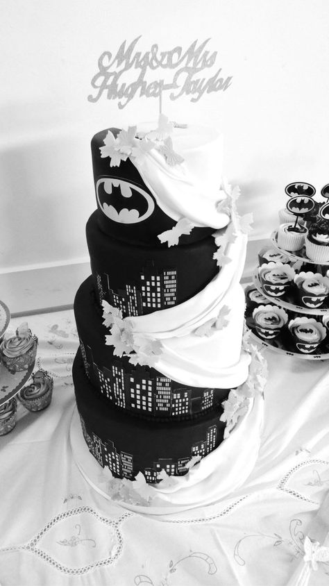 Wedding Cake Batman, Batman Theme Wedding, Batman Wedding Theme, Spiderman Wedding, Playroom Mural, Batman Wedding, Batman Theme, Diy Anniversary Gift, Diy Anniversary