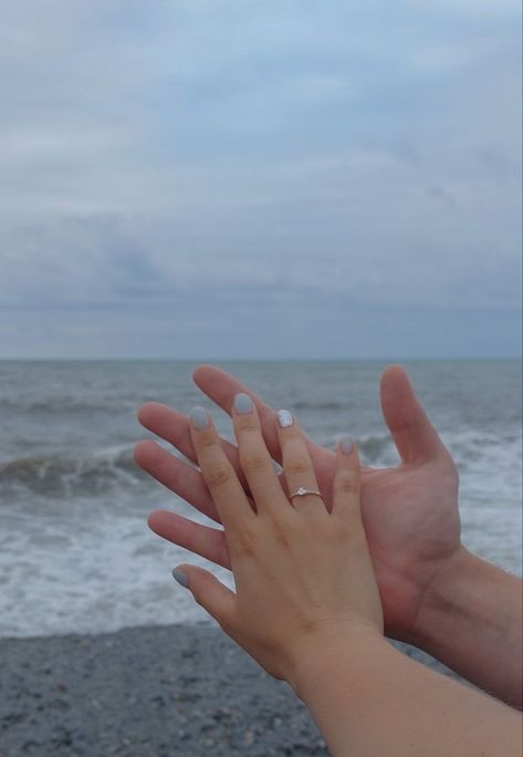 Couple Pic Idea On Beach, Couple Poses Sea, Couple Sea Photography, Sea Poses, Mains Couple, Fun Beach Pictures, Engagement Party Photo Ideas, Couples Candid Photography, Couple Beach Pictures