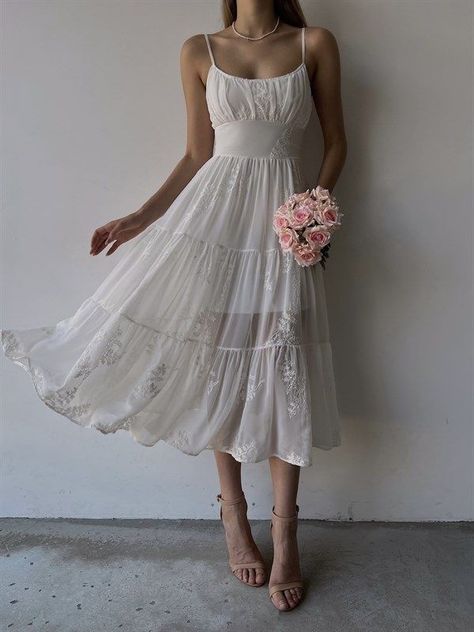 Flowy Dress Aesthetic, Outfit Cumpleaños, White Long Dress Summer, White Dress Flowy, Celestial Dress, Long Flowy Dress, Simple White Dress, White Vintage Dress, Ads Design