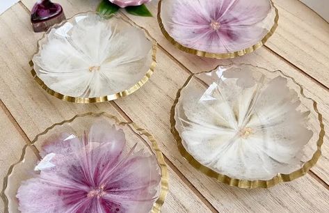 Easy 3D Flower Resin Trinket Bowl Tutorial  ||  Free jewelry making tutorials, craft ideas, design inspirations, DIY, projects, tips and tricks and trends https://www.beadinggem.com/2024/05/easy-3d-flower-resin-trinket-bowl.html Resin Casting Flowers, Resin Bowl Ideas, Diy Resin Flowers, Resist Art, Resin Fabric, Faux Gold Leaf, Resin Bowl, Free Jewellery Making Tutorials, How To Make Resin