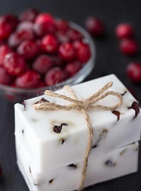 Cranberry Soap, Diy Christmas Gifts For Friends, Savon Diy, Easy Soap Recipes, Diy Soap Recipe, Handmade Soap Recipes, Diy Christmas Gifts For Family, Soap Making Kits, Soap Making Recipes