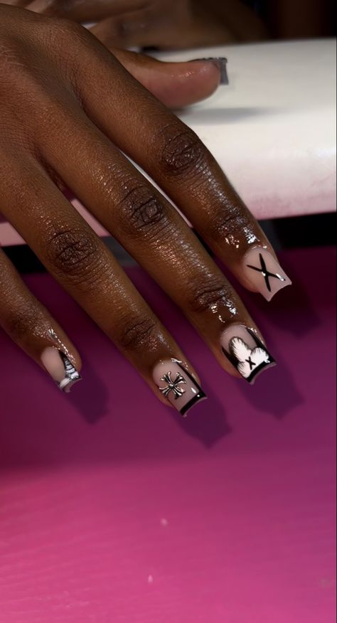 Boujee Nails Short, Chrome Nail Set, White Short Nails, Bad And Boujee Nails, Boujee Nails, Fye Nails, Graffiti Nails, Silver Nail Designs, Holloween Nails