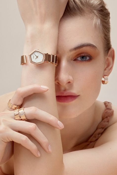 Dior Watch, Skin Cleaning, Portrait Jewelry, Shooting Studio, Jewellery Photography Inspiration, Jewelry Product Shots, Classy Watch, Dior Collection, Jewelry Editorial