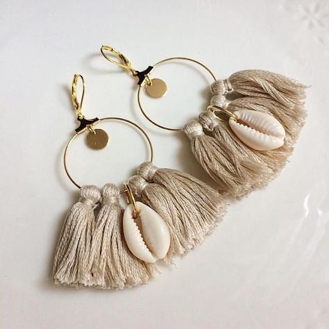 Diy Macrame Earrings, Cowrie Shell Jewelry, Diy Earrings Easy, Diy Jewellery Designs, Diy Fabric Jewellery, Seashell Jewelry, Handmade Fashion Jewelry, Homemade Jewelry, Handmade Jewelry Designs