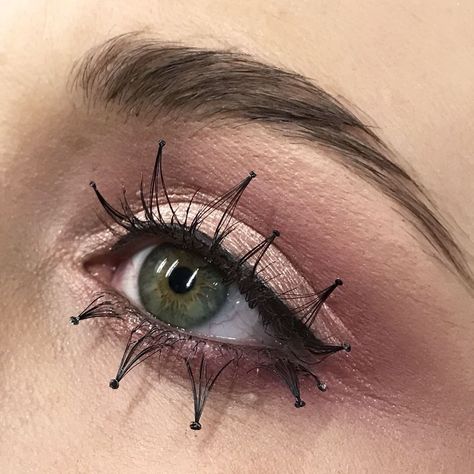 34.4k Likes, 700 Comments - MAKE UP FOR EVER OFFICIAL (@makeupforeverofficial) on Instagram: “When applying #lashes upside down makes a bold statement ! ⚡  No more struggle to get them right …” Fantasy Make-up, Applying False Eyelashes, Applying Eye Makeup, Evening Makeup, Fx Makeup, Individual Lashes, Longer Eyelashes, Makeup Eyelashes, Fantasy Makeup