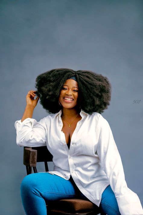 White shirt and blue jeans potrait #blackgirlmagic Photoshoot With Jeans And White Shirt, White Shirt And Jeans Photoshoot, Denim And White Photoshoot, White And Denim Outfits Photoshoot, White Shirt And Jeans Outfit Photoshoot, Headshot Photography Poses, Power Poses, Photoshoot Theme, Denim Photoshoot