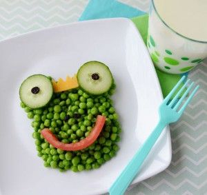 Fun Ways to Introduce More Fruits & Veggies to Your Kids - Natren Probiotics Blog - The obsession with healthy eating starts at a young age and lasts a lifetime. You can encourage that progression if you factor in a little more fun to get them to love the healthy stuff, too. Food Art For Kids, Decorações Com Comidas, Childrens Meals, Creative Food Art, Frog Prince, Snacks Für Party, A Frog, Stage Set, Kids Recipes