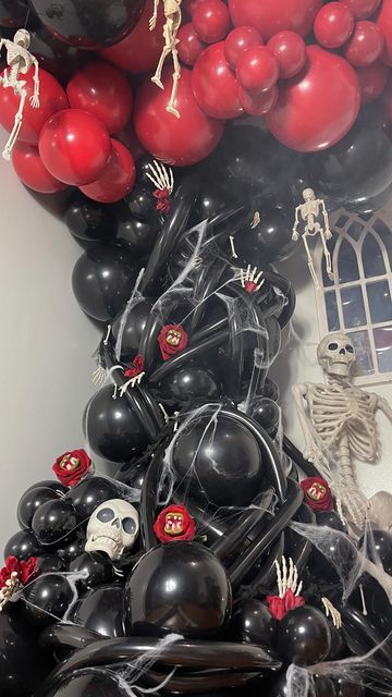 Creepy Halloween Balloon Arch, Halloween Balloon Installation, Dracula Themed Halloween Party, Red And Black Halloween Party, Halloween Decor Balloons, Halloween Party Balloon Decor, Spooky Balloon Arch, Halloween Homecoming Theme, Halloween Balloon Backdrop