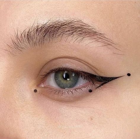 Dotted Eyeliner, Interesting Eyeliner, Graphic Liner Hooded Eyes, Simple Graphic Eyeliner, Simple Graphic Liner, Fun Eyeliner, Teknik Makeup, Graphic Makeup, Rave Makeup