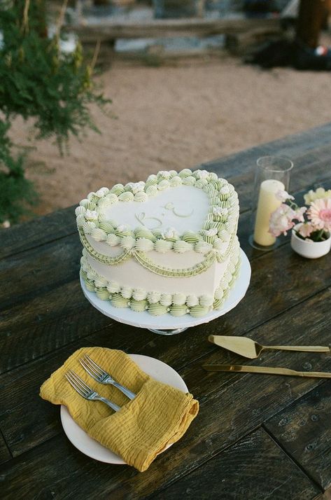 Wedding Cakes One Tier, Retro Wedding Cakes, Colorful Desert, Heart Wedding Cakes, Green Wedding Cake, Mini Wedding Cakes, Small Wedding Cakes, Green Cake, Boda Mexicana