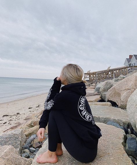 Cold Beach Day Outfit, Surfer Style Outfits, Emma Macdonald, Instagram Pic Ideas, Beach Outfit Casual, Inspo People, Cold Weather Outfit, Portrait Photography Women, Cute Lazy Outfits