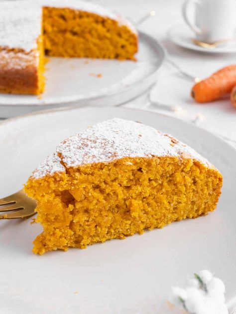 This carrot and orange cake is an easy Italian recipe made with carrots, orange juice, and almond flour. Although this is probably one of the easiest cakes you’ll ever make, its flavor is absolutely outstanding. Orange Cake Easy, Donut Baking Pan, Orange And Almond Cake, Plant Based School, Vegan Baking Recipes, Sugar Free Cake, Torte Cupcake, Cake Easy, Carrot Cake Recipe