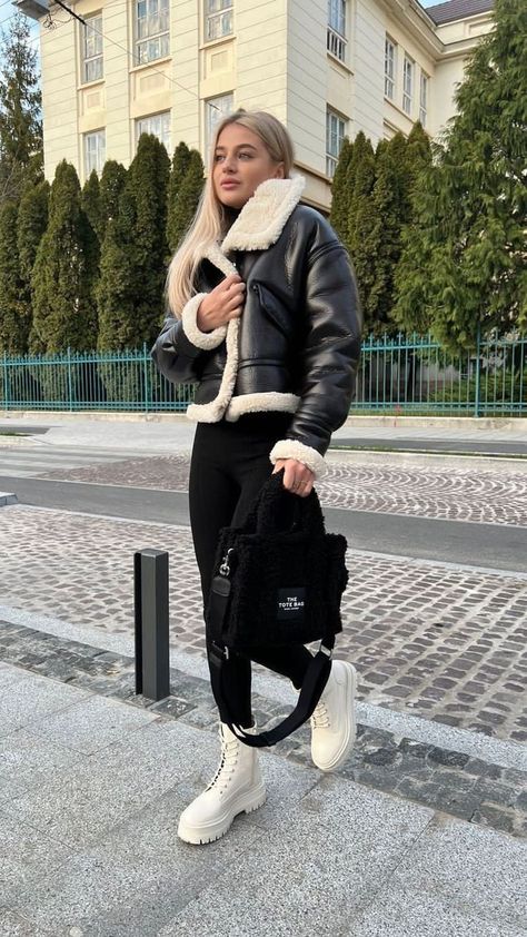 Chamarra aviador 
Chaqueta aviador 
Botines blancos 
Leggins 
Monocromático 
Blanco con negro 
Moda outfit trendy
Invierno outfit Faux Shearling Coat Outfit, Cute Thanksgiving Outfits, Classy Winter Outfits, Winter Fashion Outfits Casual, Cold Outfits, Looks Party, Elegante Casual, Outfit Trends, Thanksgiving Outfit