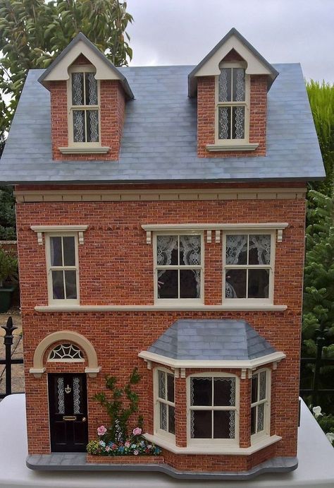 1:12th Sid Cooke Victorian dollhouse Dolls House Exterior, 1930s House Exterior, Victorian Dollhouse Furniture, Miniature Dollhouses, Dolls House Shop, House Lights, Doll House Plans, Doll House Crafts, Bay Windows