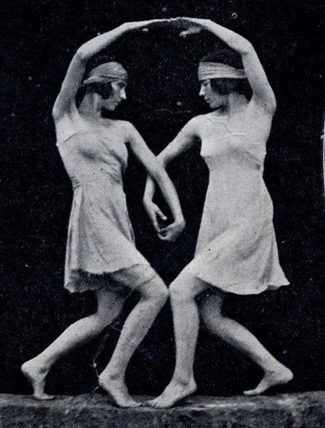 The Dancer From the Dance: 20 Stunning Vintage Photographs of Margaret Morris From the 1920s ~ vintage everyday Morris Dancers, Editorial Vogue, Isadora Duncan, Pose Model, Vintage Dance, Step Dance, Dance Movement, Model Pose, The Dancer