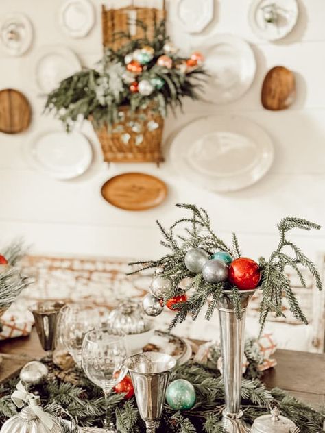 Want to infuse your home with nostalgic Christmas magic this year? Learn ways to add vintage glass Christmas ornaments to your dining table to create a festive retro holiday feeling. Step back in time and recreate the charm of Christmases past with this vintage-inspired table setting with retro Christmas decorations. Vintage Christmas Table Settings, Vintage Christmas Table, Retro Christmas Decor, Christmas Decor Vintage, Retro Christmas Decorations, Nostalgic Christmas, Fluted Vase, Shiny Brite Ornaments, Retro Table