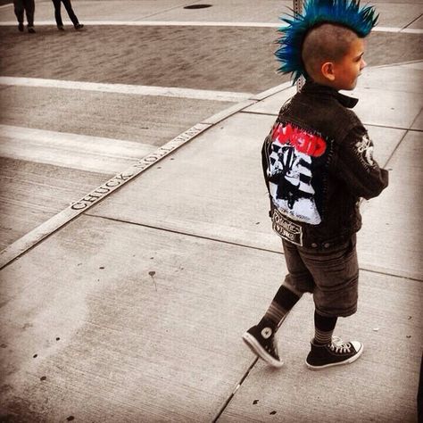 Parenting One Day: Punk rock kid wearing converse and a Mohawk Punk Rock Baby, Punk Baby, Punk Boy, Toddler Photoshoot, Punk Culture, Punk Pins, Punk Aesthetic, Punk Rocker, Rock Punk